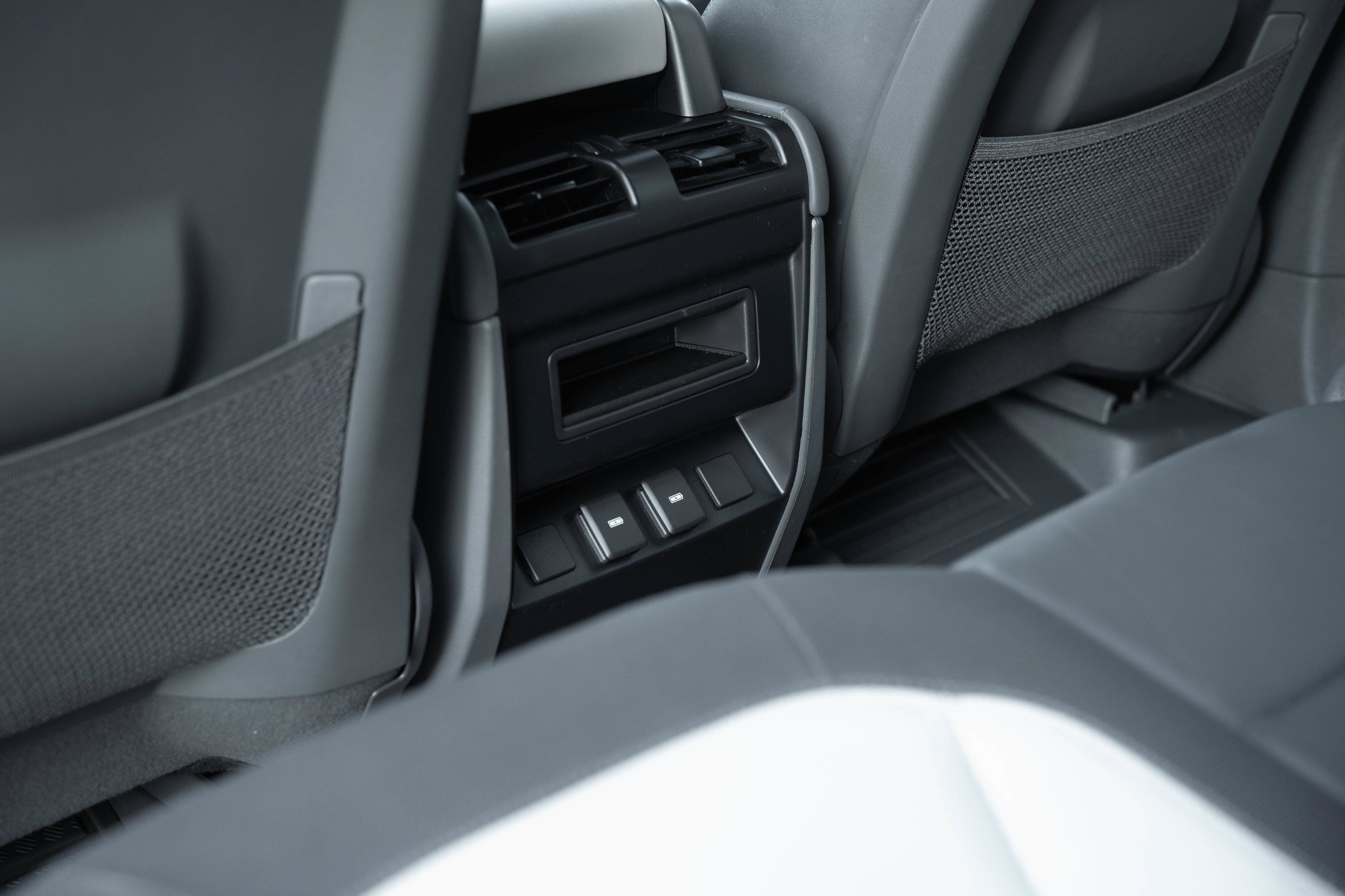 Used 2023 Fuji White Land Rover X-Dynamic SE image 23