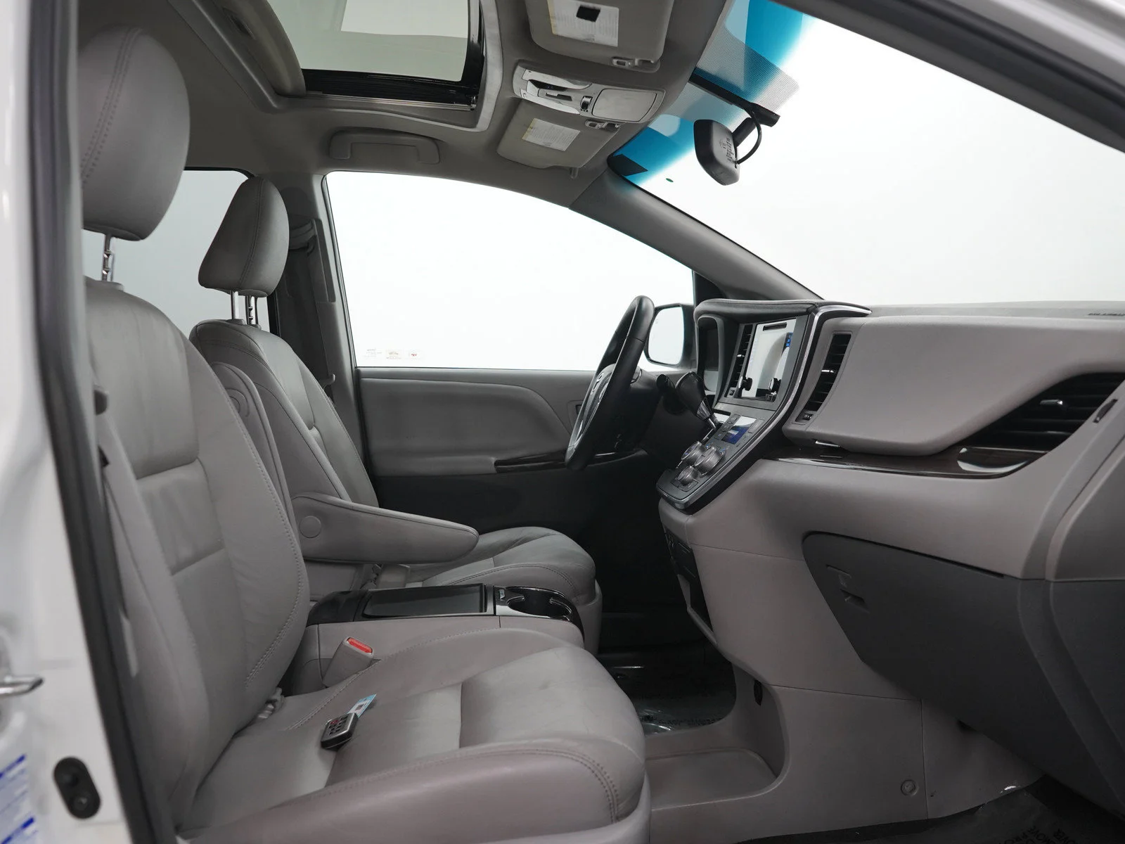 Used 2017 White Toyota XLE image 11