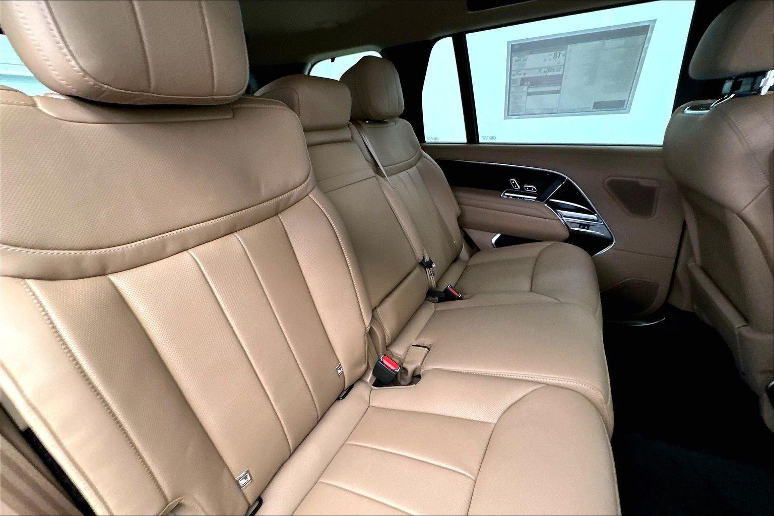 New 2026 Ostuni Pearl White Premium Metallic Land Rover SE image 27