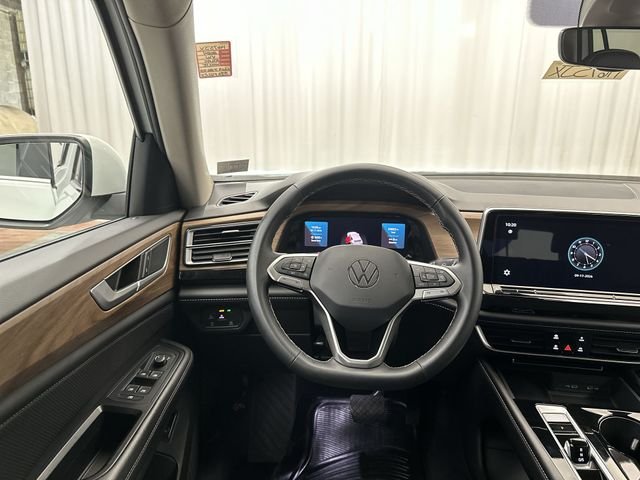 Used 2024  Volkswagen 2.0T SE w/Technology image 15