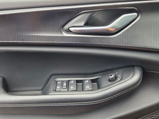 Used 2025 Velvet Jeep Altitude image 29
