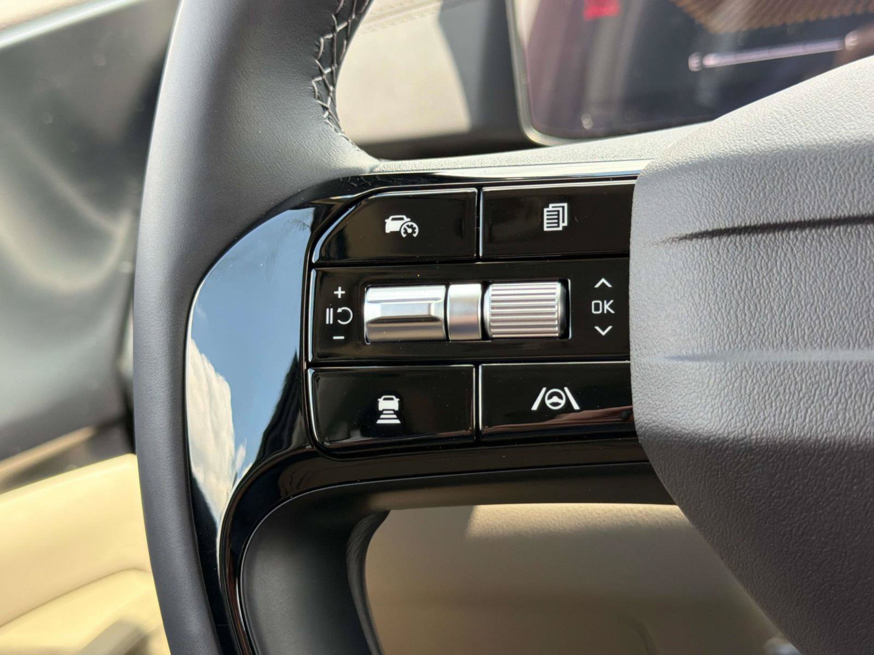 New 2027 Ceramic Silver Kia LX image 22