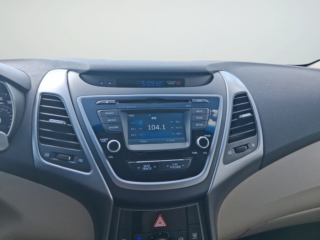 Used 2015 White Hyundai SE image 14