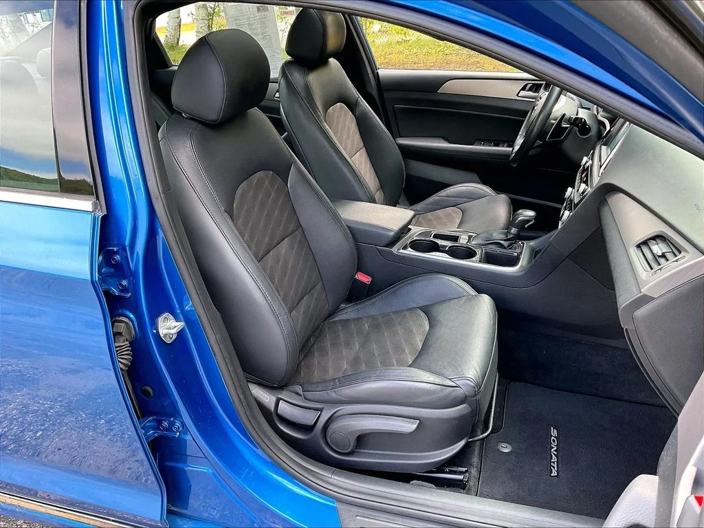 Used 2018 Electric Blue Hyundai Sport image 11