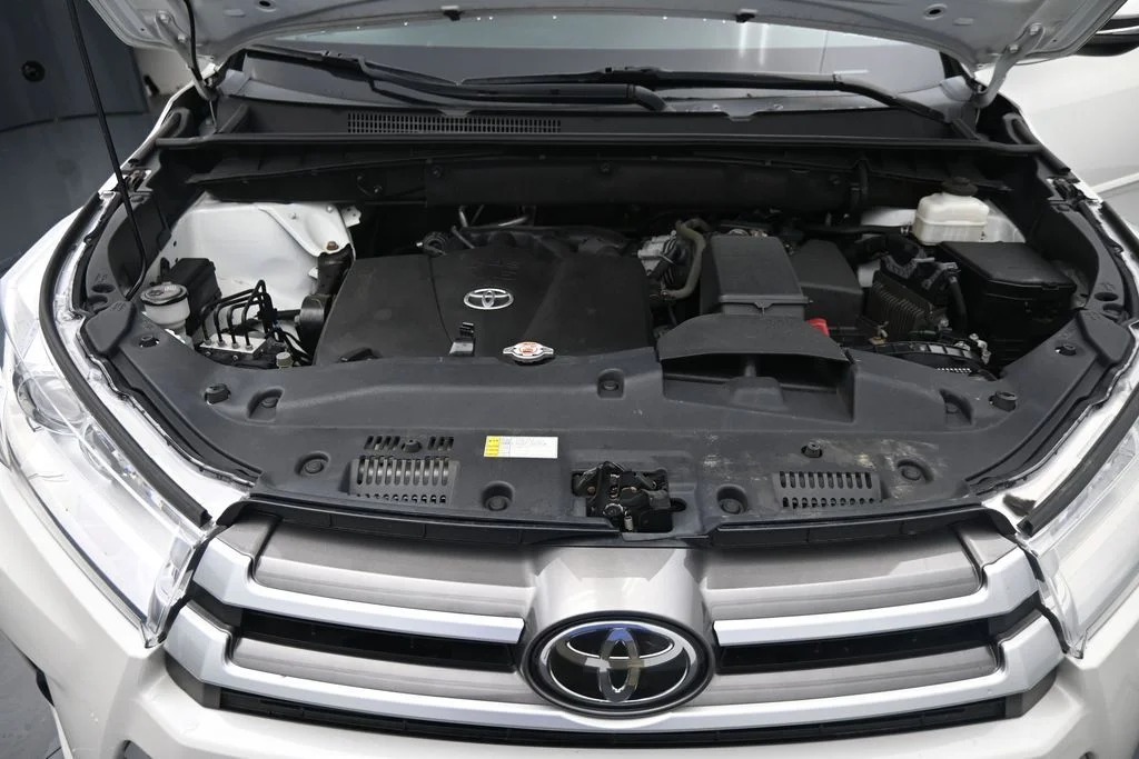 Used 2019 White Toyota XLE image 16