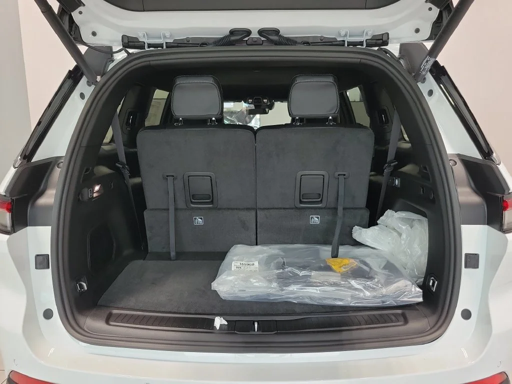 New 2026 Bright White Clear-Coat Exterior Paint Jeep Limited image 8