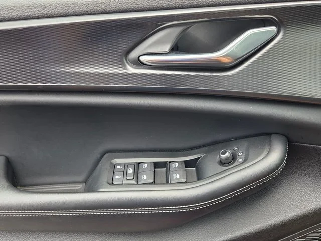 Used 2025 Red Jeep Altitude image 29