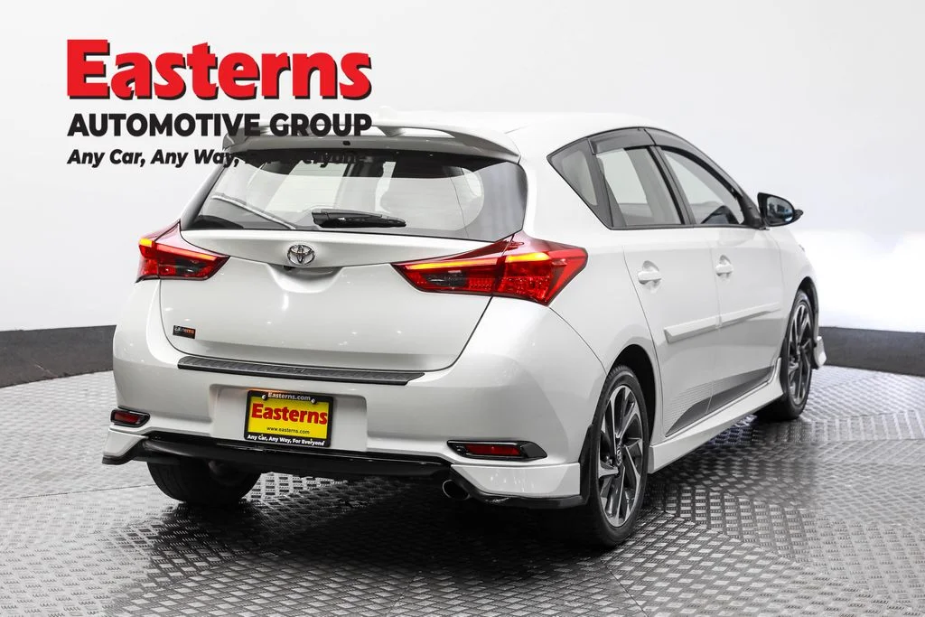 Used 2018 White Toyota Base image 5