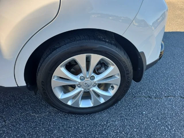 Used 2016 White Kia Plus image 34