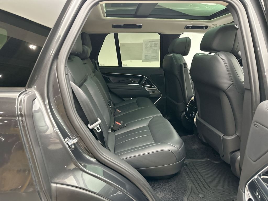 Used 2023  Land Rover SE image 19