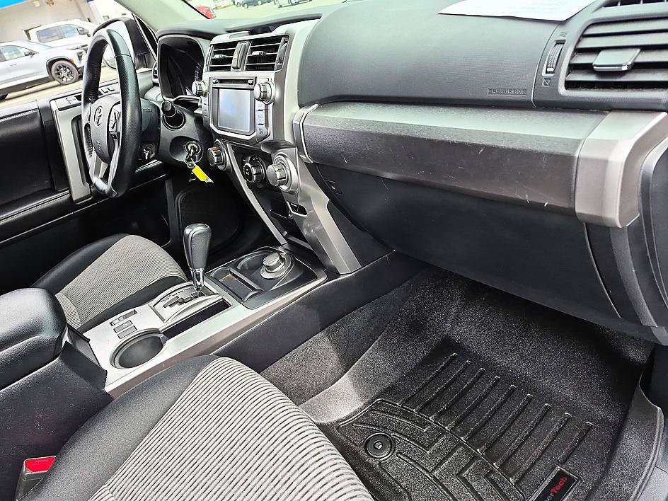 Used 2016 CLASSIC SILVER METALLIC Toyota Limited image 34