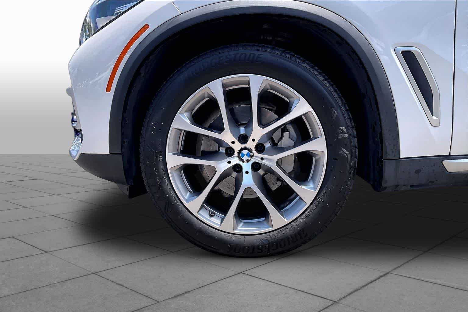 Used 2019 Mineral White Metallic BMW xDrive40i image 10