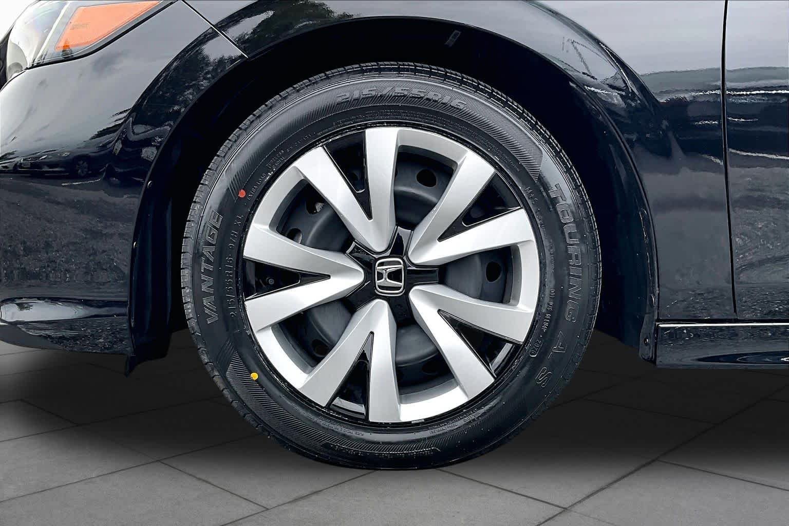 Used 2025  Honda LX image 9