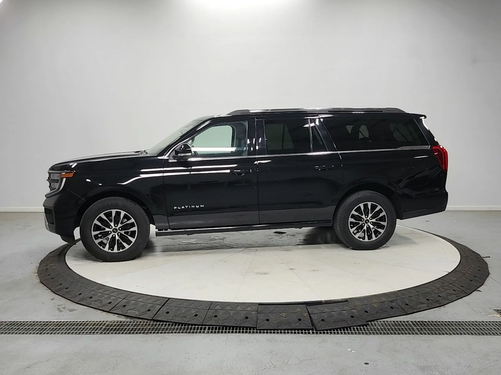 Used 2025 Black Ford Platinum image 5