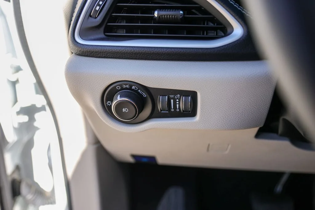 Used 2022 White Chrysler Touring L image 18