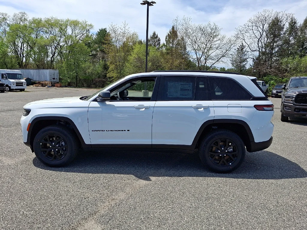 New 2026 Bright White Clear-Coat Exterior Paint Jeep Altitude image 5