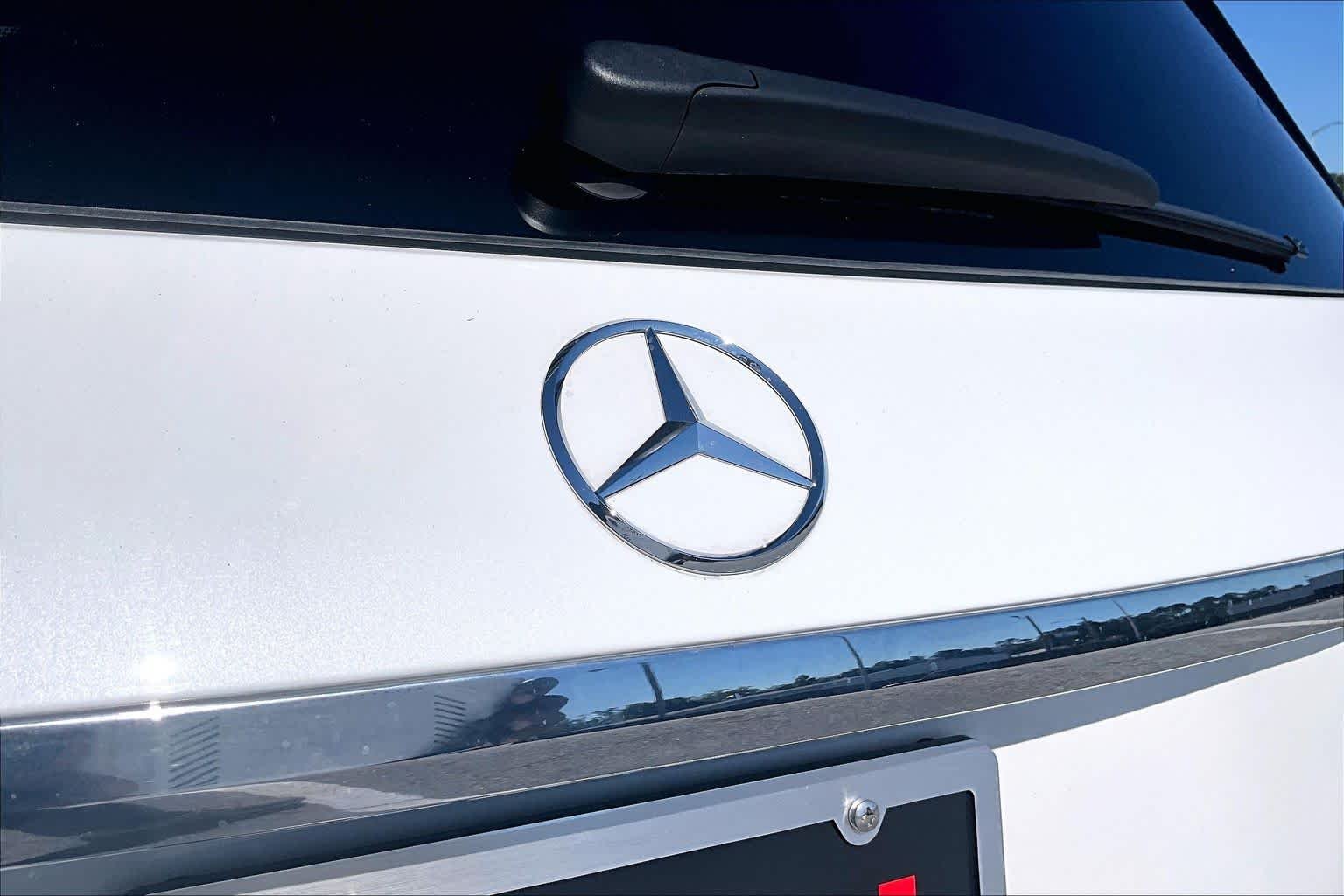 Certified Used 2025 MANUFAKTUR Moonlight White Metallic Mercedes-Benz GLE 450 image 31