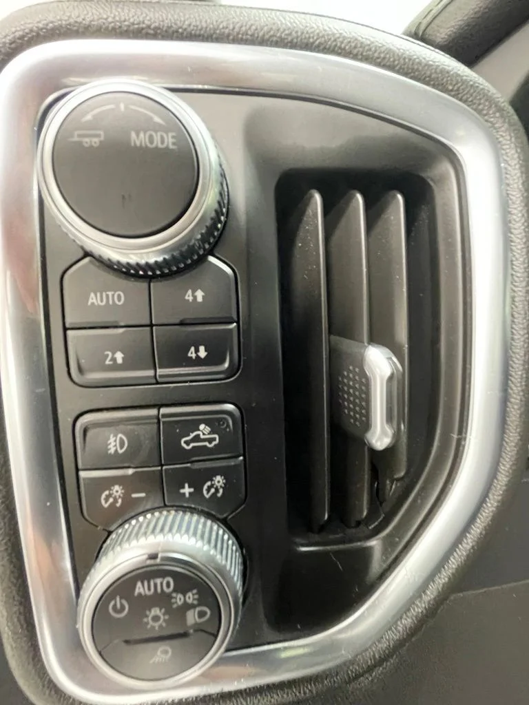 Used 2021 White GMC Denali image 20