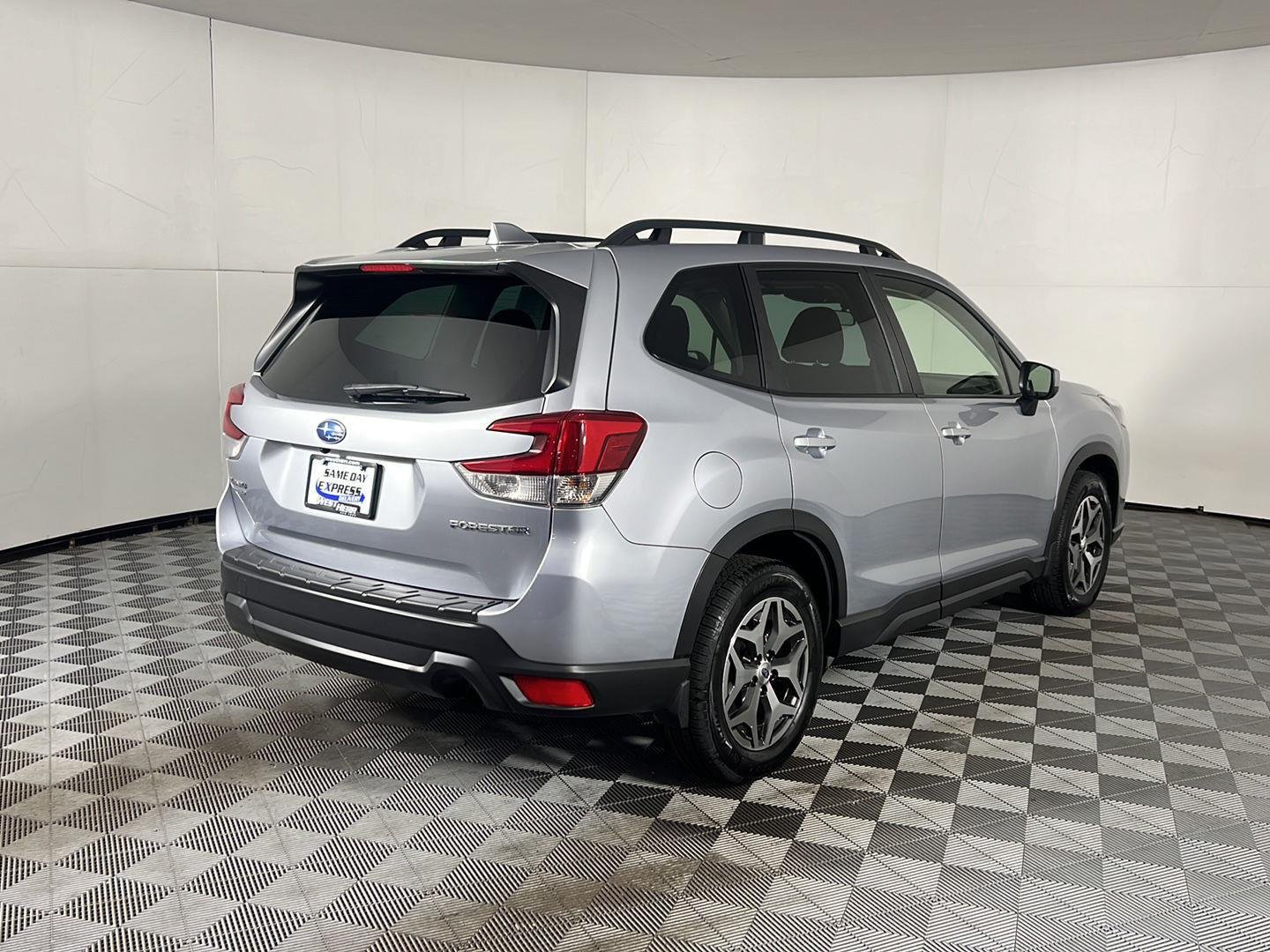 Used 2023 Ice Silver Metallic Subaru Premium image 30