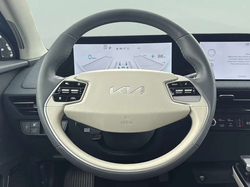 Certified Used 2023 White Kia Wind image 27