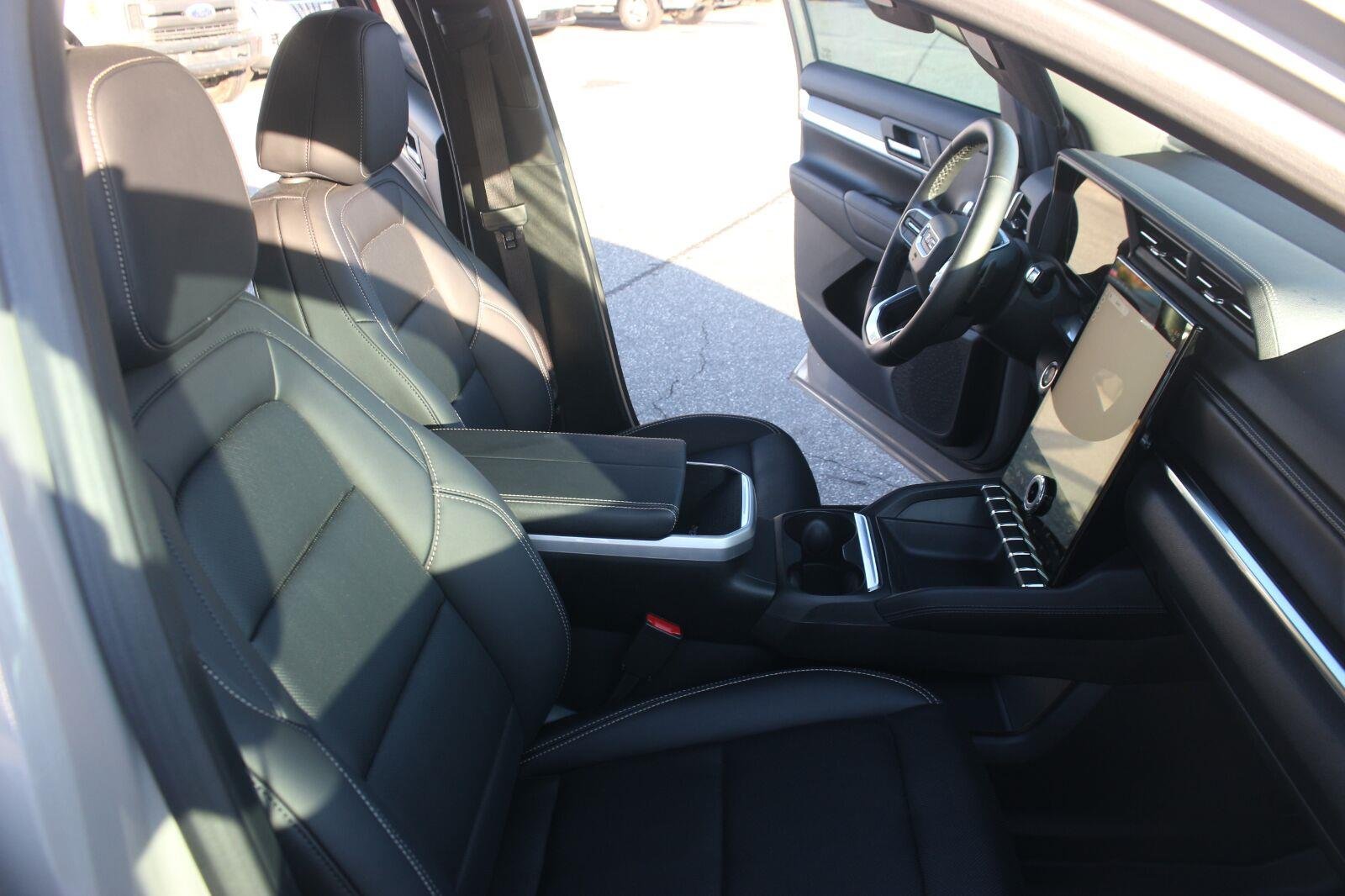 Used 2026 Riverstone Metallic GMC Elevation image 31