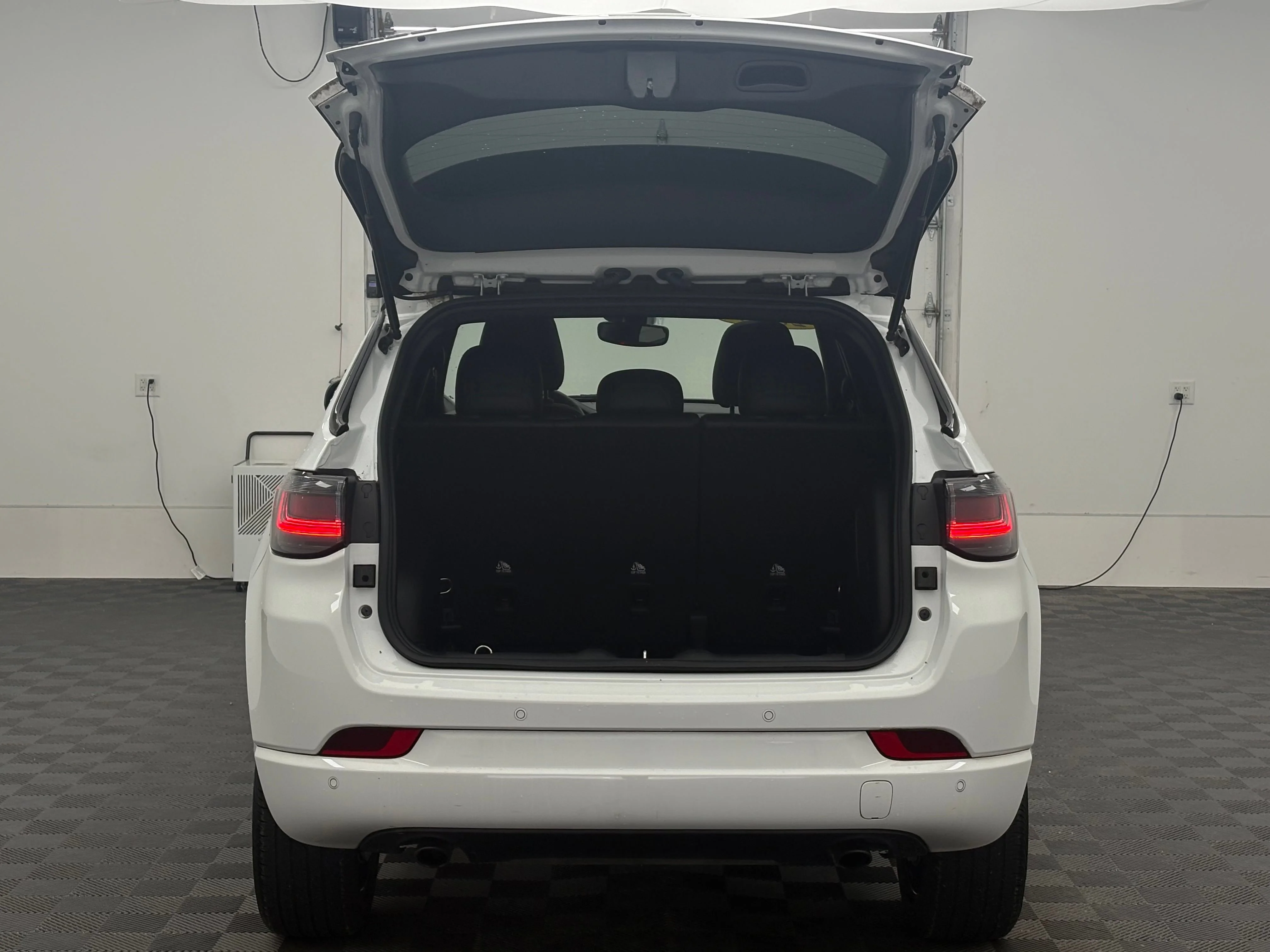 Used 2023 White Jeep High Altitude image 9
