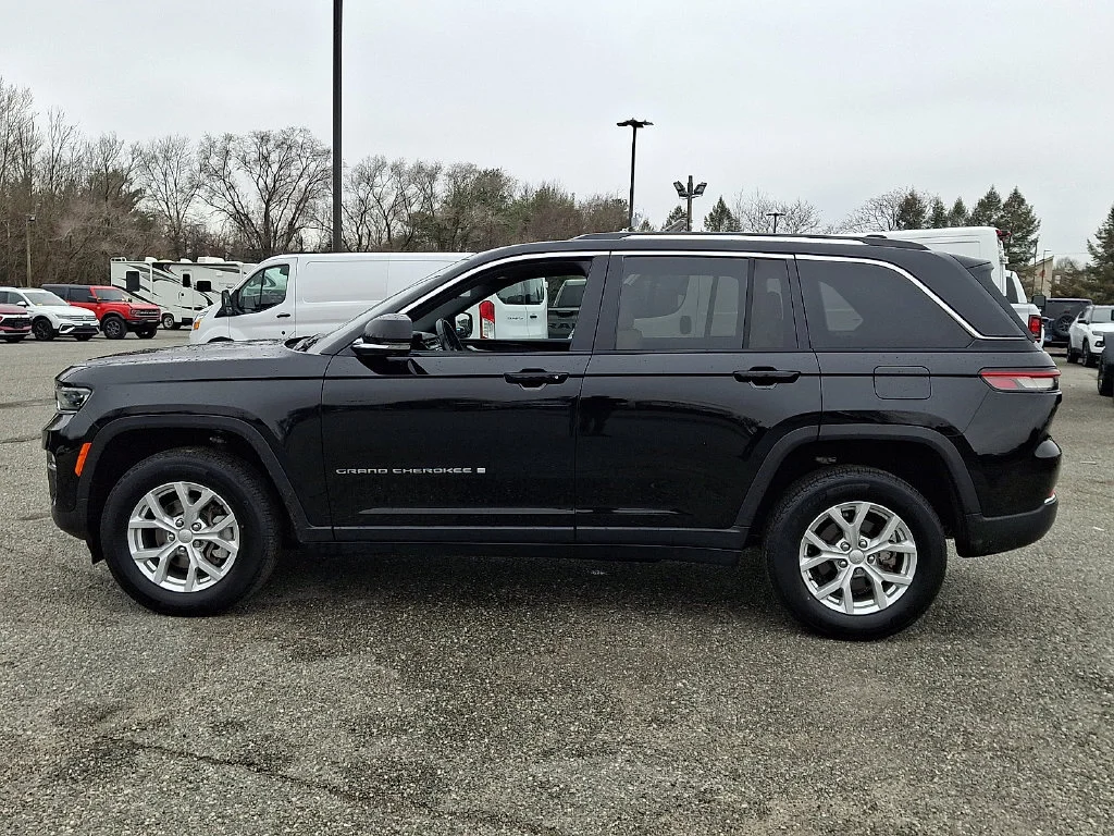 Used 2023 Diamond Black Crystal Pearlcoat Jeep Limited image 7