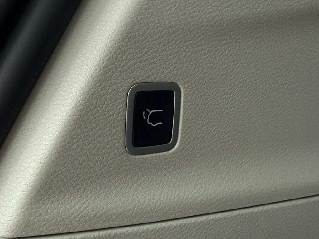 Used 2023 White Chrysler Limited image 13