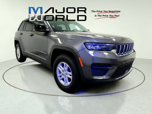 Used 2024 Gray Jeep Laredo image 2