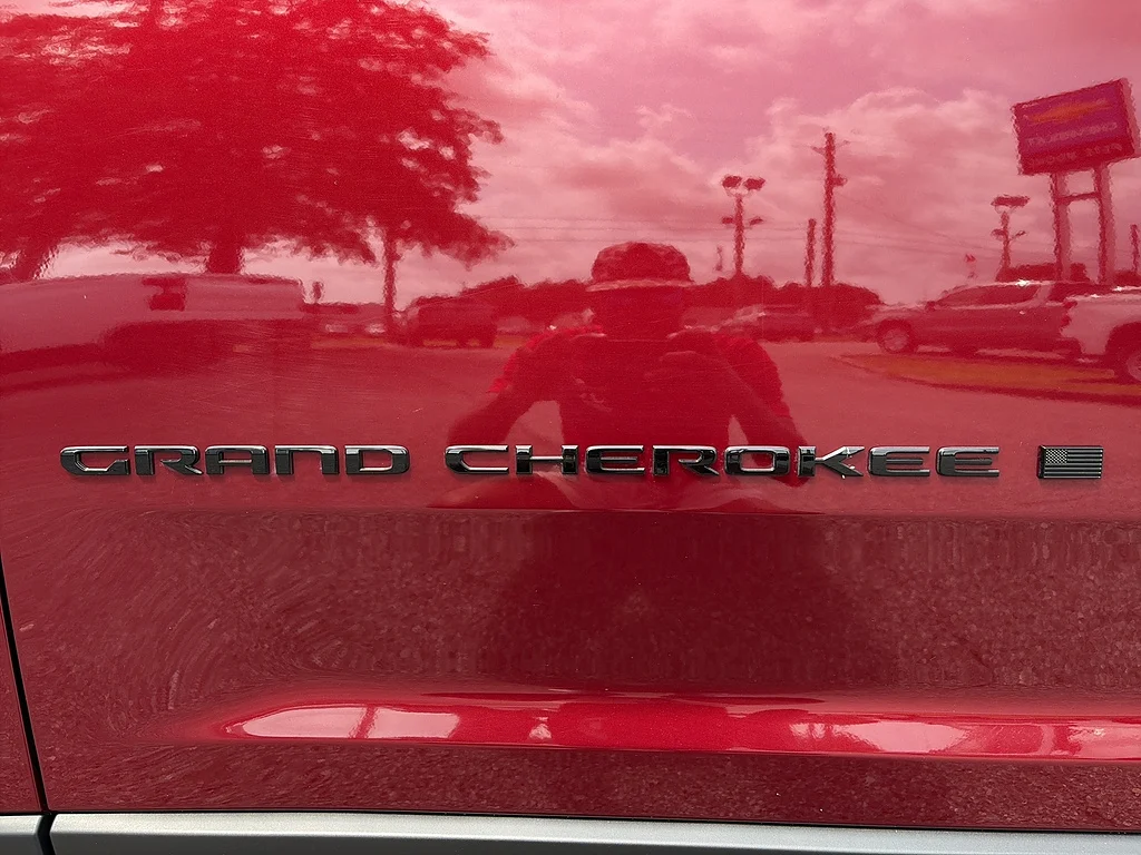 Used 2024 Velvet Red Pearl Coat Jeep  image 12