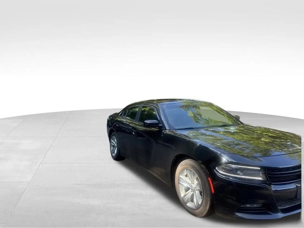 Used 2016 Black Dodge SXT image 10