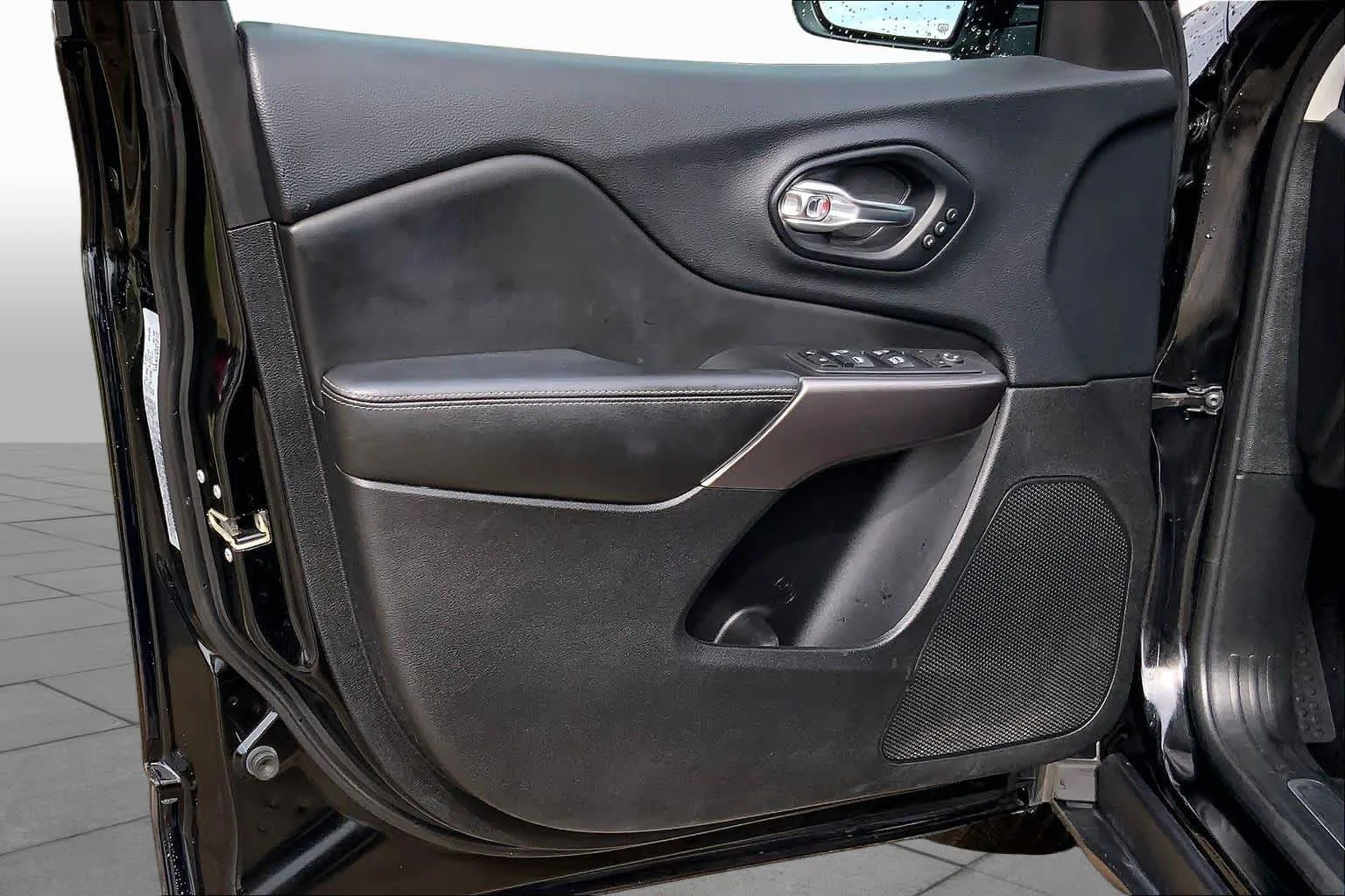 Used 2019 Diamond Black Crystal Pearlcoat Jeep Limited image 21