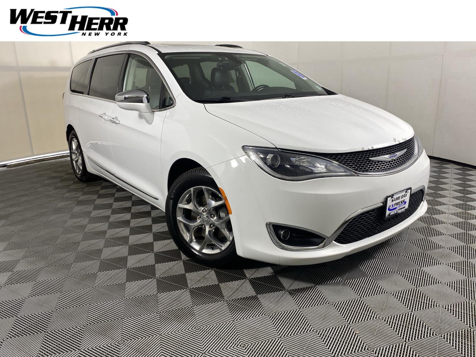 Used 2019 Bright White Clearcoat Chrysler Limited image 1