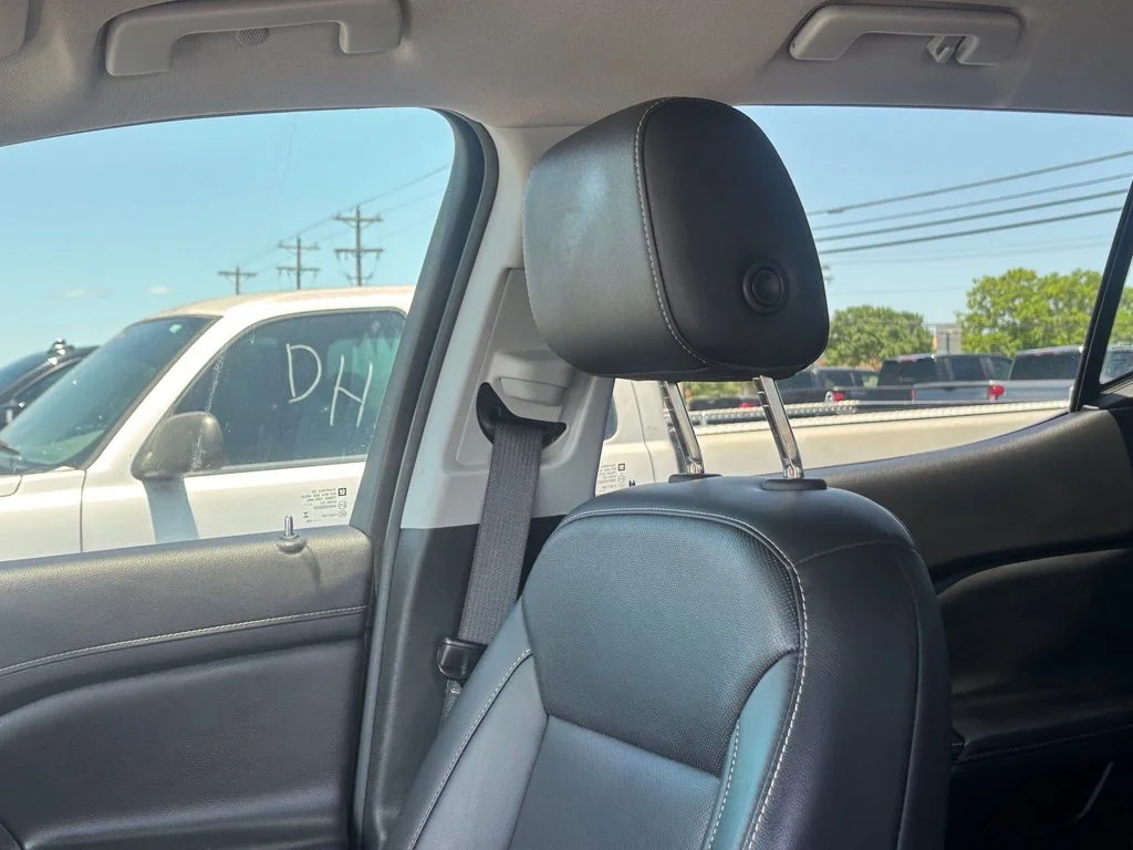Used 2023 White GMC SLT image 14