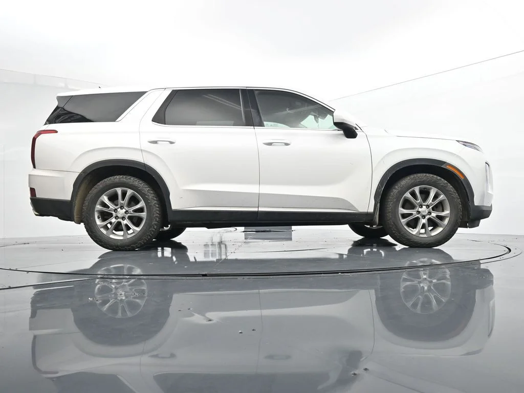 Used 2021 White Hyundai SE image 24