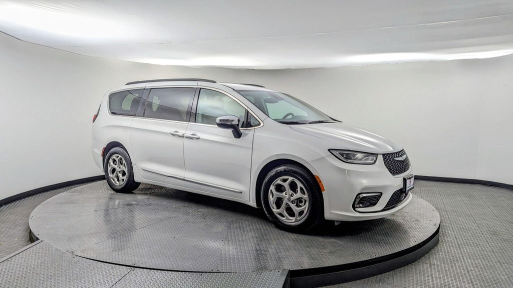Used 2023 White Chrysler Limited image 5
