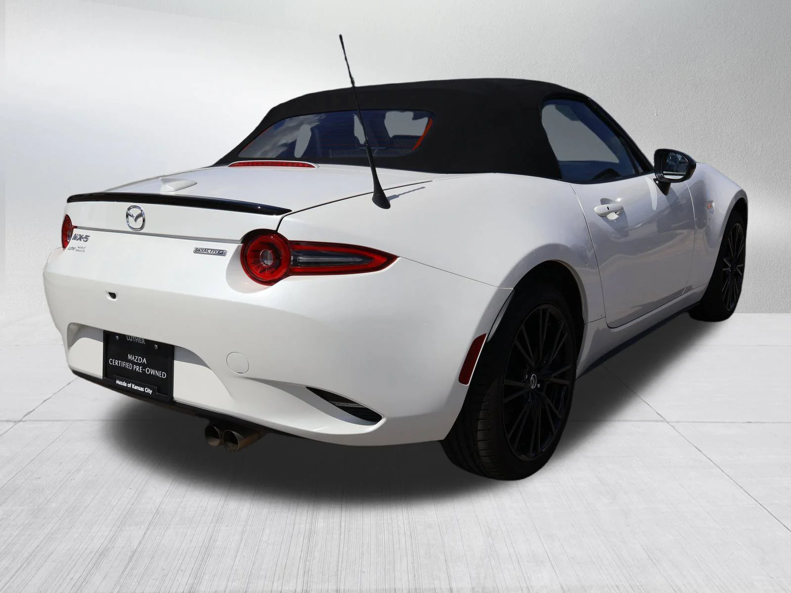 Certified Used 2025 Snowflake White Pearl Mica Mazda Club image 7