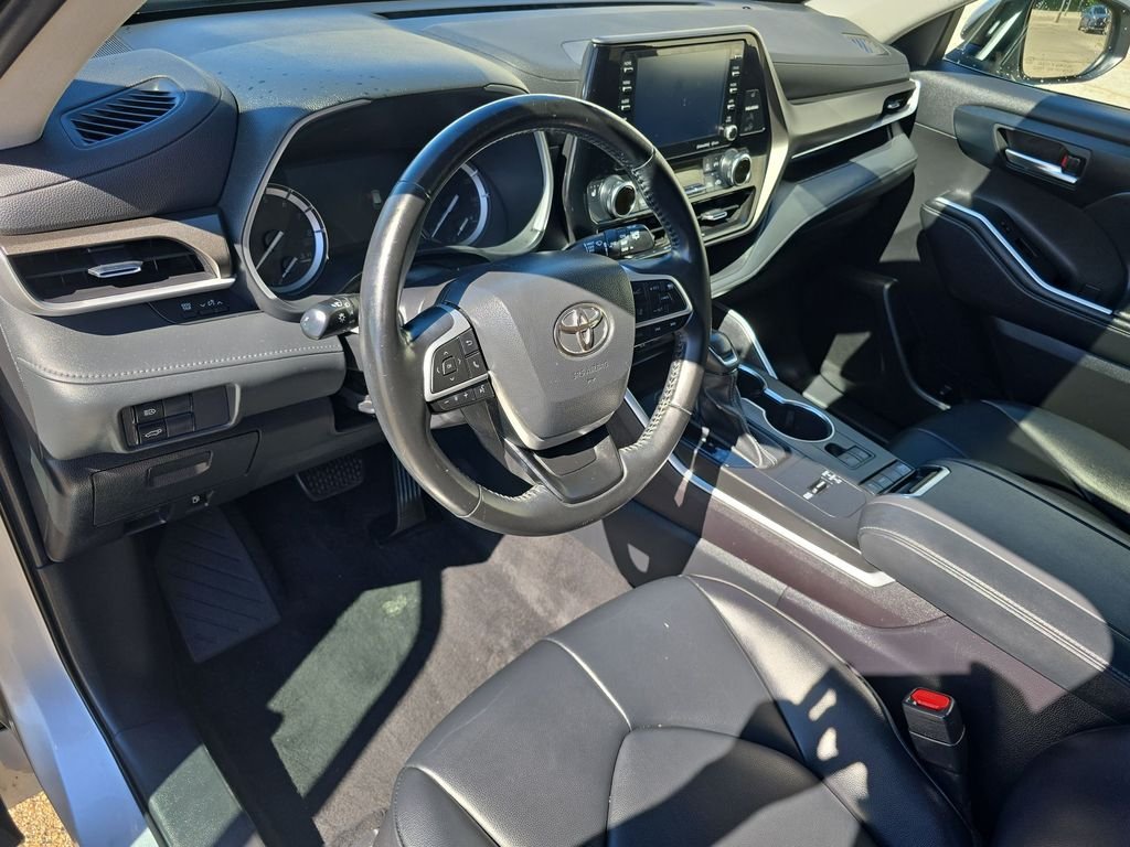 Used 2022 Silver Toyota XLE image 16
