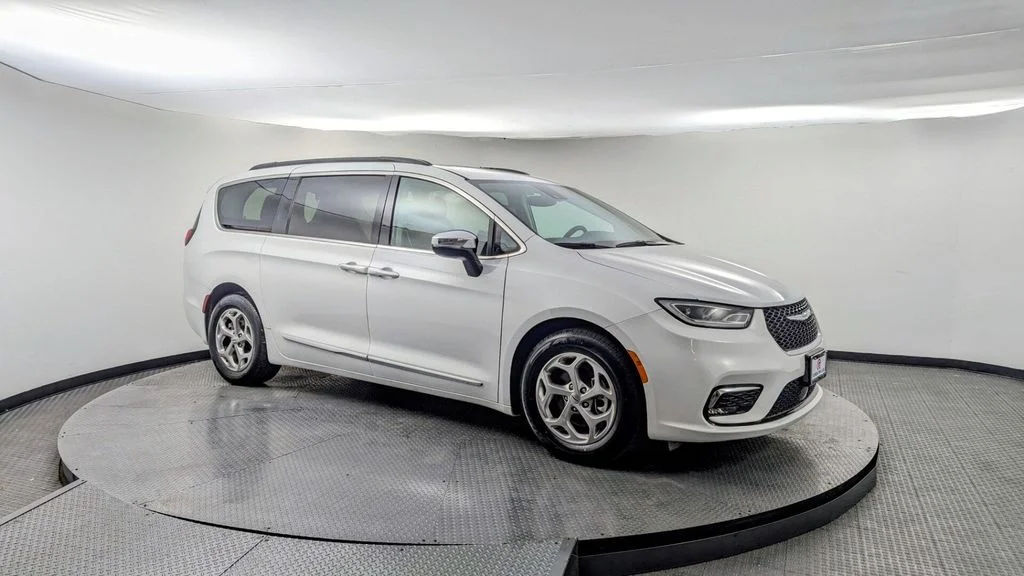 Used 2023 White Chrysler Limited image 5