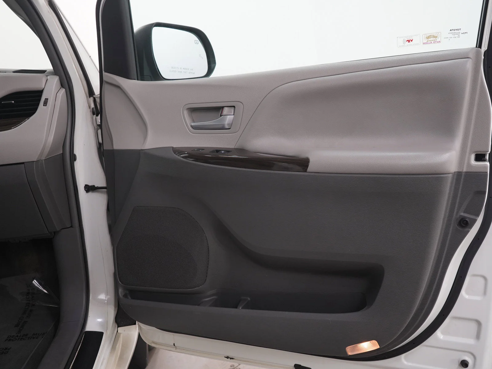 Used 2017 White Toyota XLE image 9