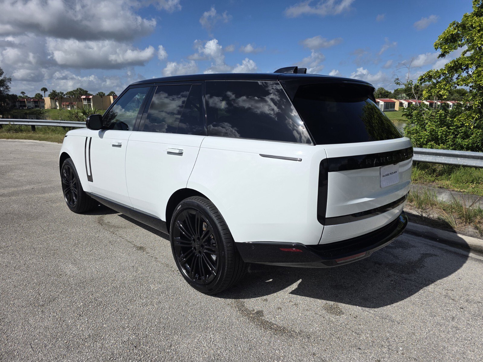 New 2026 Fuji White Land Rover P400 SE image 2