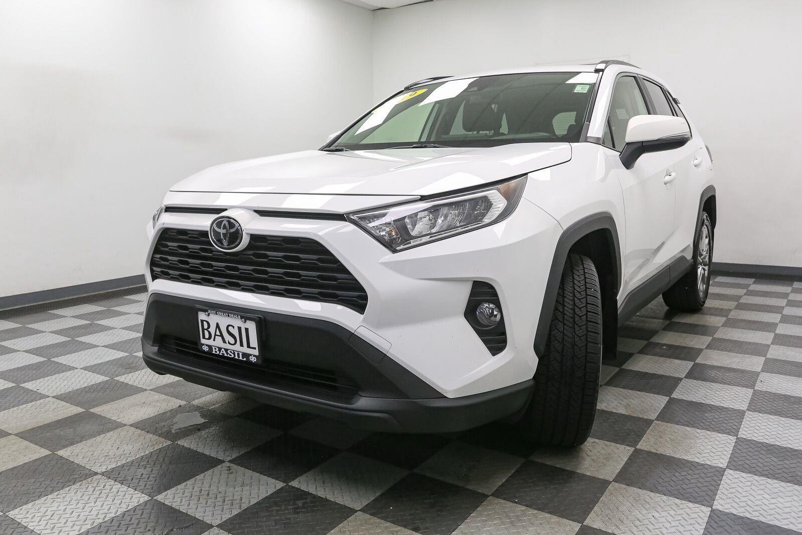 Used 2019 Super White Toyota XLE Premium image 4