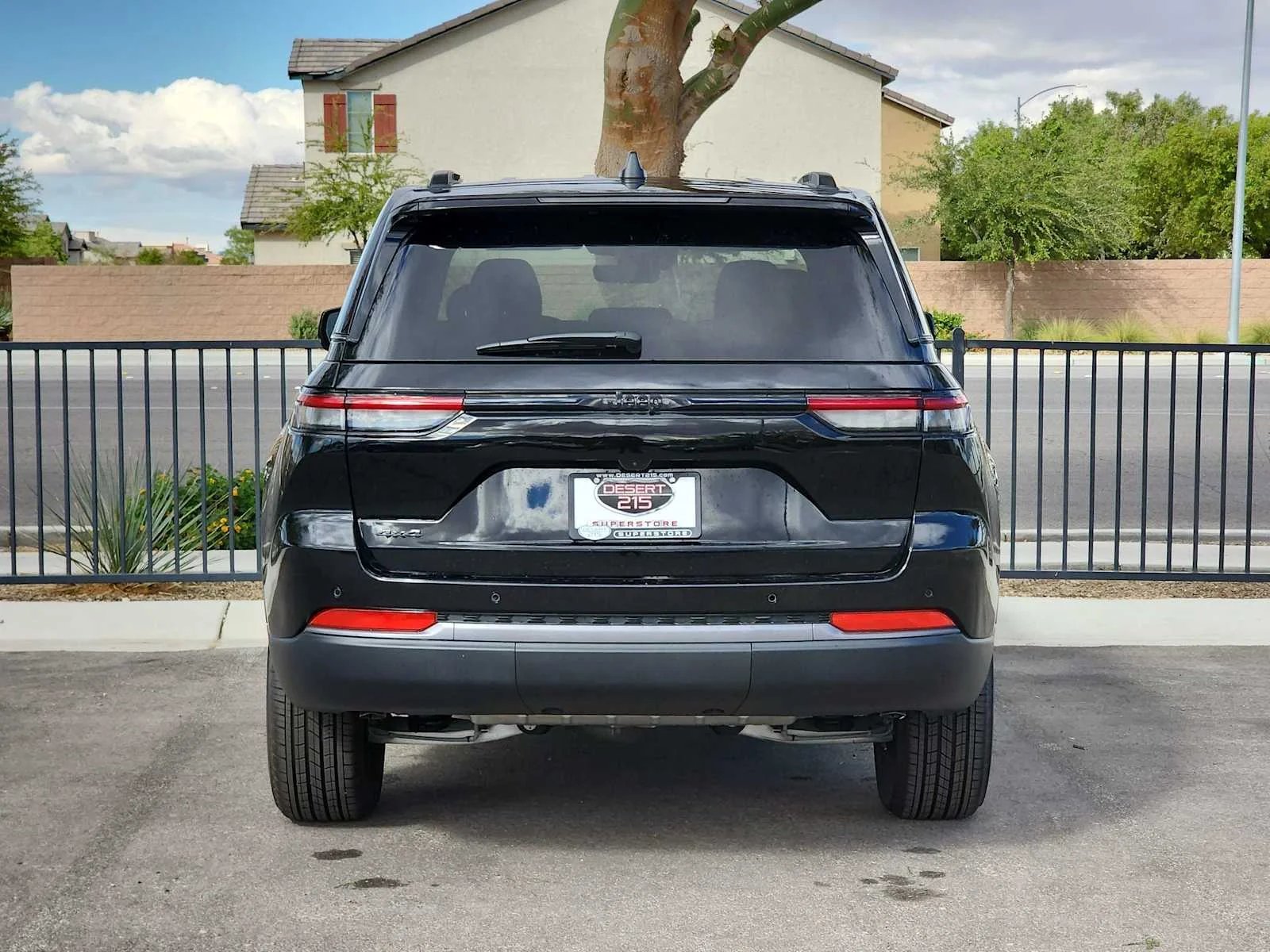 New 2026 Diamond Black Crystal Pearl-Coat Exterior Paint Jeep Laredo Altitude image 7