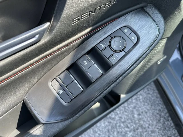 New 2026 Atlantic Gray Metallic / Super Black Two-tone Nissan SR image 24