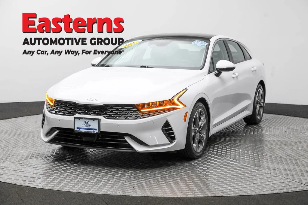 Used 2022 White Kia EX image 1