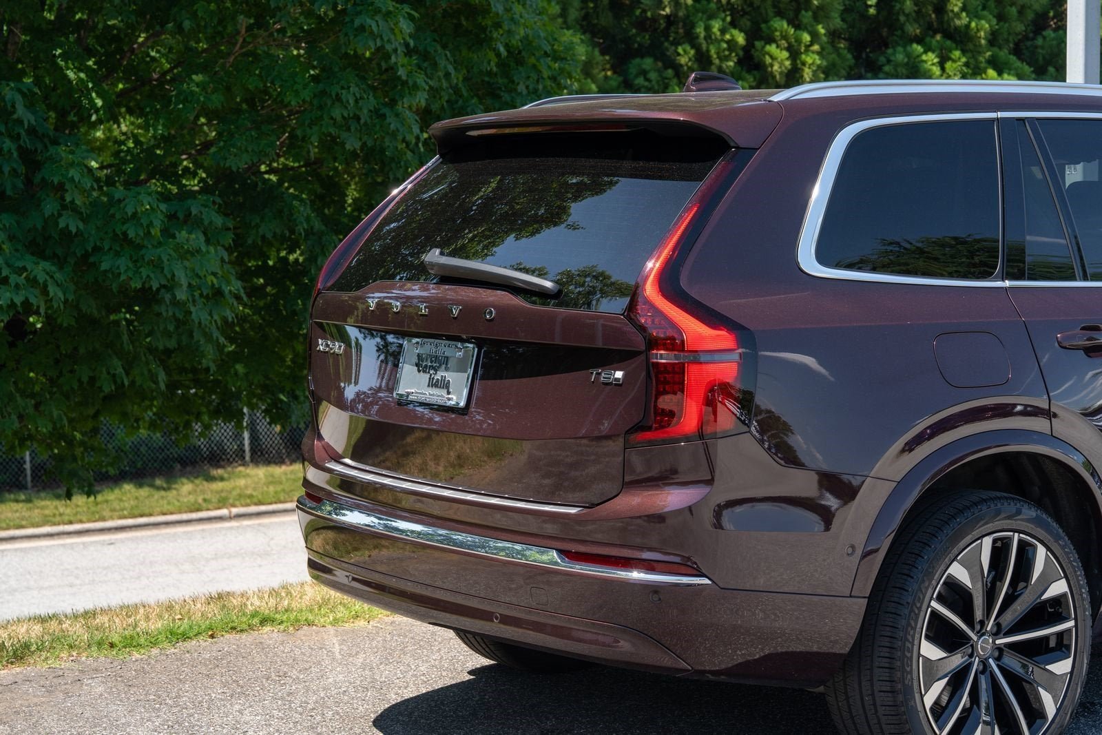 Used 2025 Mulberry Red Metallic Volvo Ultra image 12