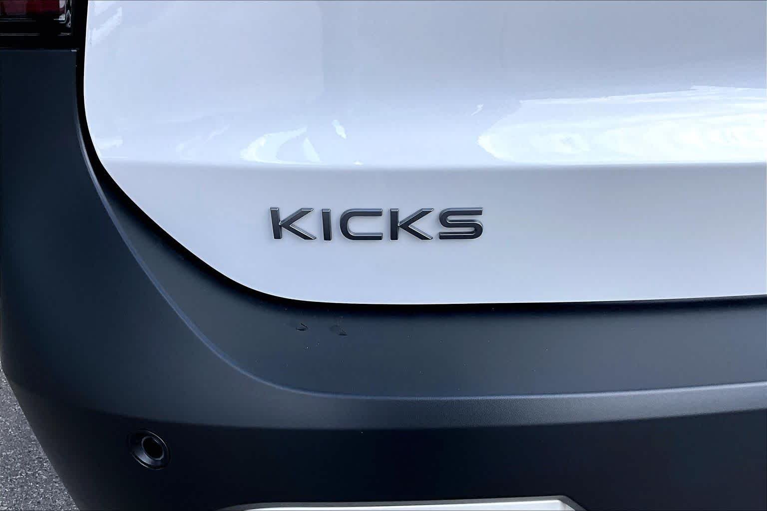 New 2026 Aspen White Tricoat/Super Black Nissan SR image 8