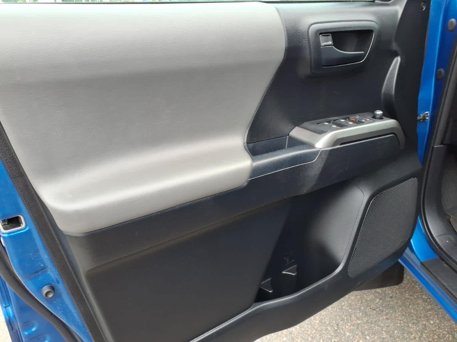Used 2017 Blazing Blue Pearl Toyota SR5 image 9