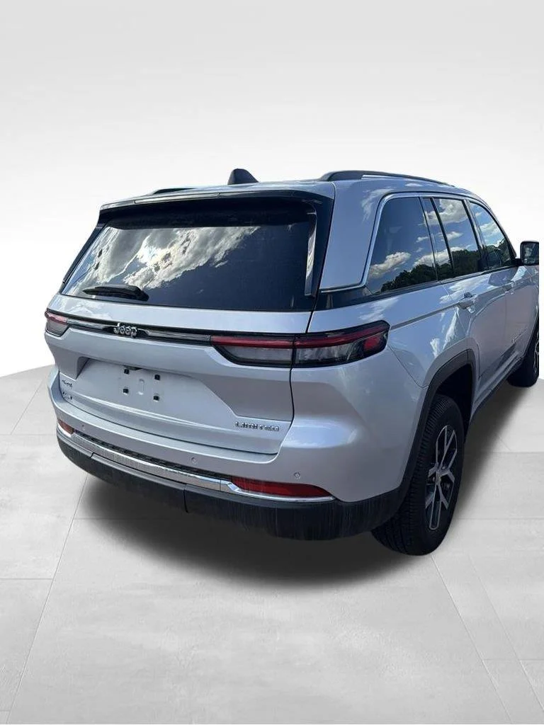 Used 2024 Silver Zynith Jeep Limited image 7