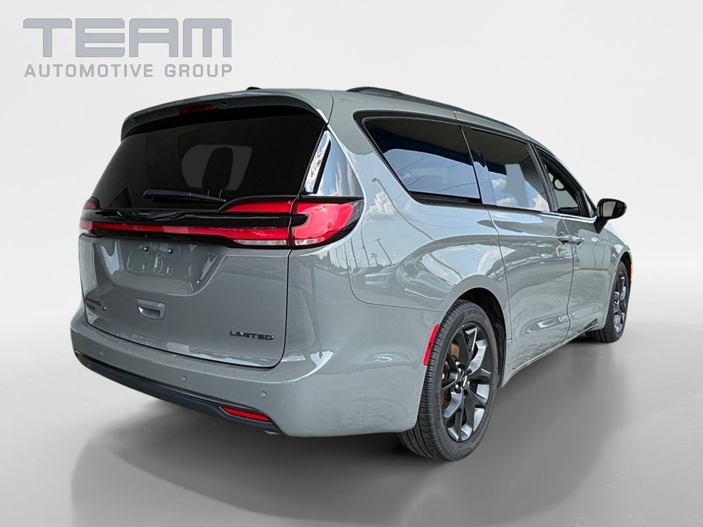 Used 2025 White Chrysler Limited image 7